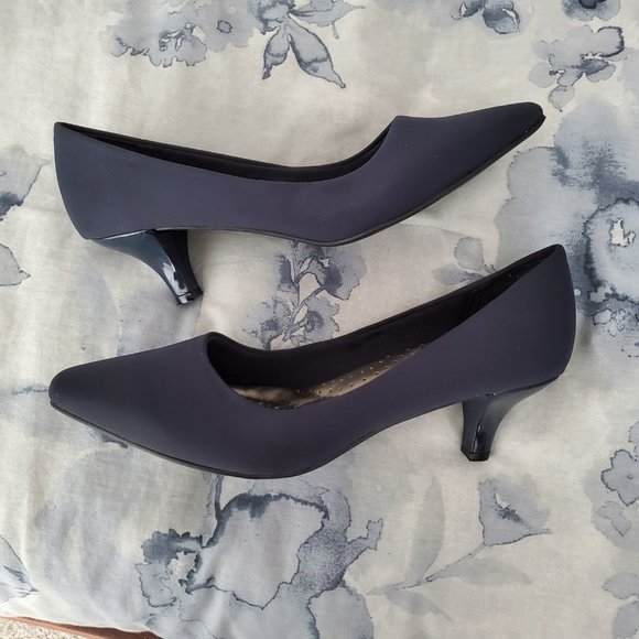 Abella dark navy blue kitten heel shoes / pumps - NWT - Picture 2 of 7